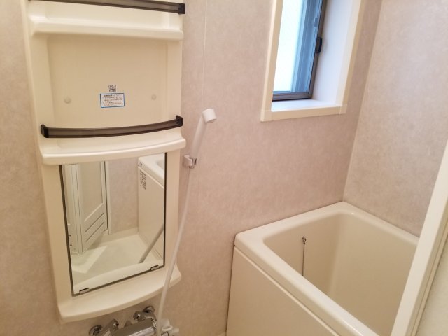 バス・シャワールーム　コンパクトで使いやすいお風呂です