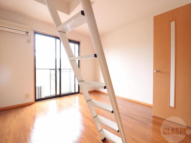 居室・リビング　８帖+ロフト付きの洋室です