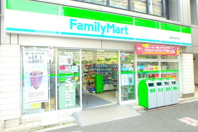 コンビニ　ファミリーマート（コンビニ）まで140m