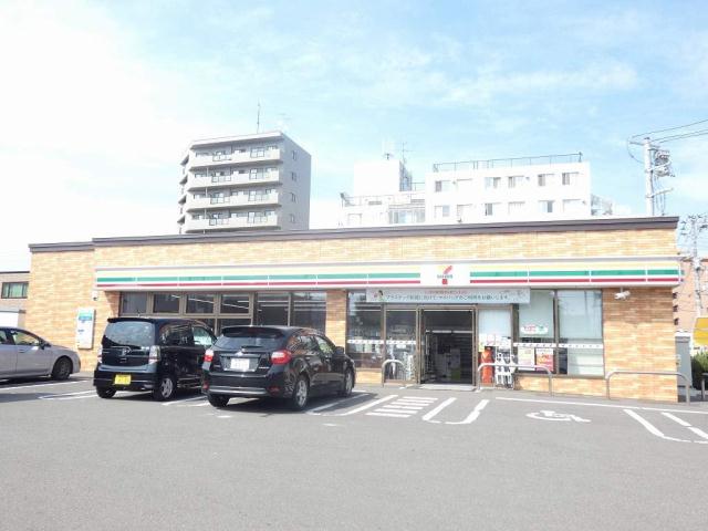 コンビニ　セブンイレブン（コンビニ）まで552m