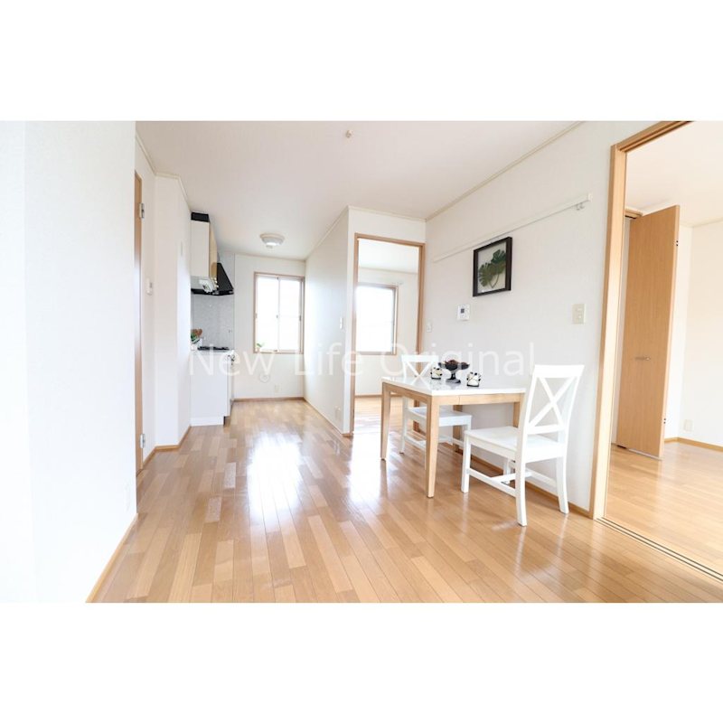 居室・リビング　南向きで日当りが良く明るいリビング。