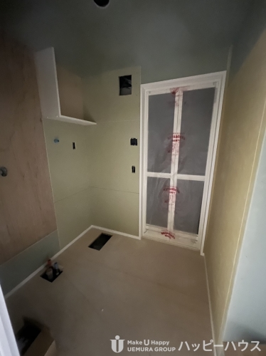 洗面設備　工事中（２０２３年２月３日時点）の１０２号の写真です。内装・