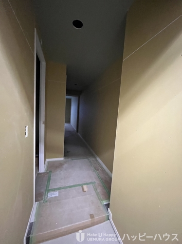 玄関　工事中（２０２３年２月３日時点）の１０２号の写真です。内装・