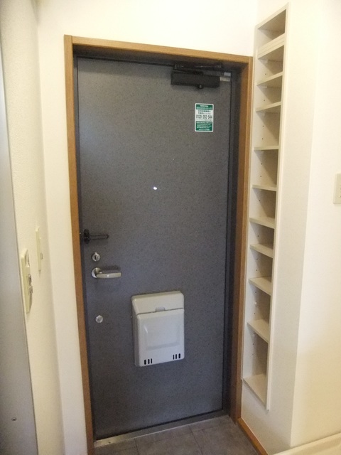 玄関　※室内写真は同間取りの別号室の写真です。