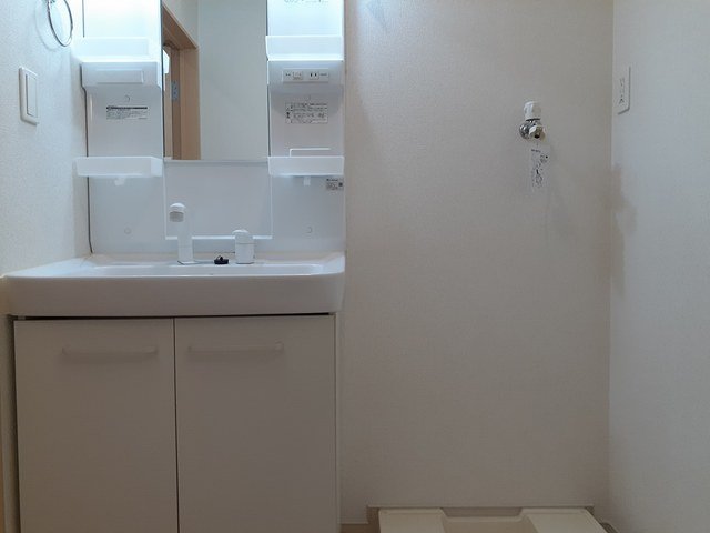 洗面設備　明るい洗面所です