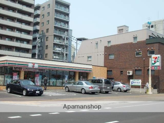 コンビニ　セブンイレブン（コンビニ）まで301m