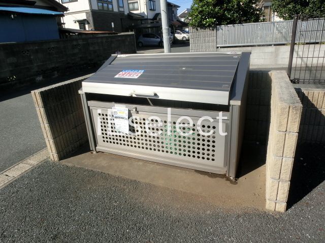 エントランス　敷地内のごみ置き場です