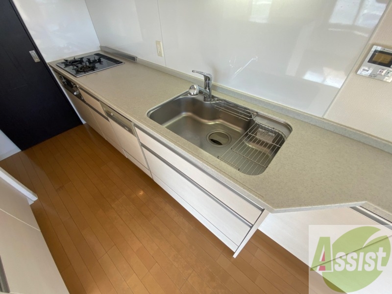 キッチン　キッチン周りは意外と物が多いので棚があるといいですね。