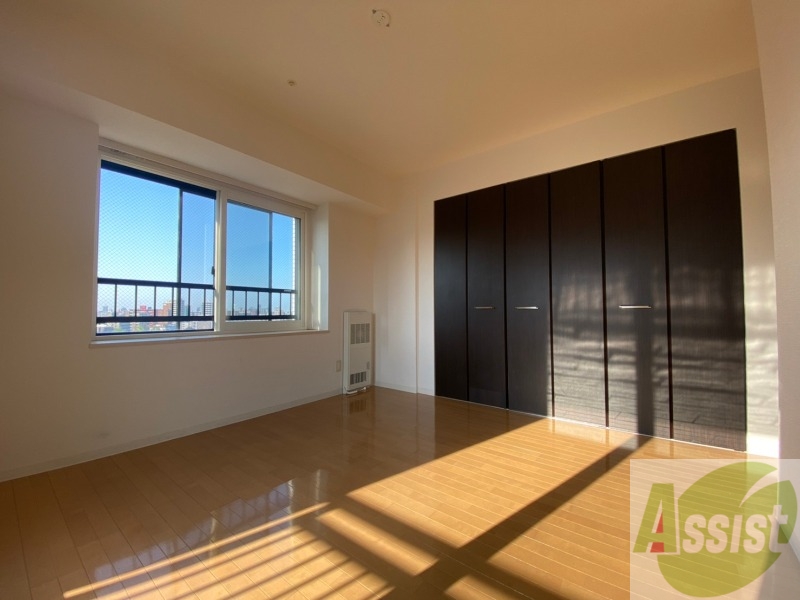 その他部屋・スペース　寝室はこちらです。光が差し込む、温かみのあるお部屋です。