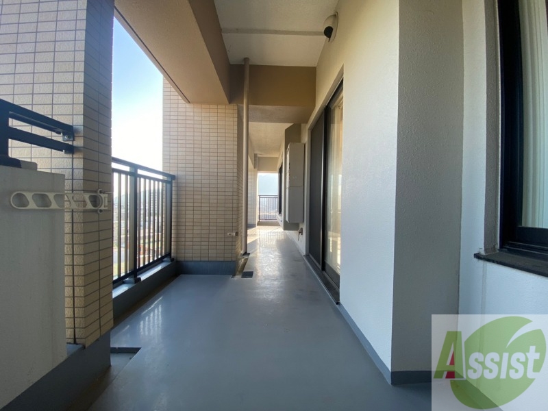 バルコニー　バルコニー。洗濯物がはかどりそうな広さがありますよ。