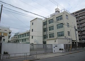 中学校　大阪市立堀江中学校（中学校）まで645m