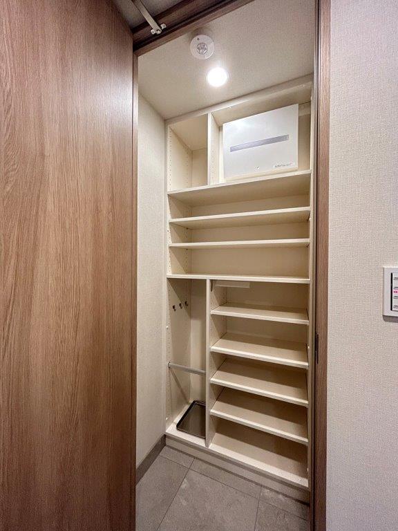 玄関　※別部屋の参考写真です。