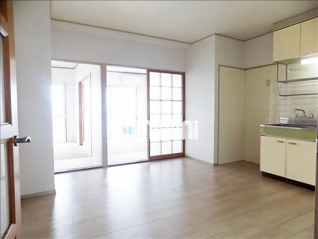 居室・リビング　南向きのお部屋です