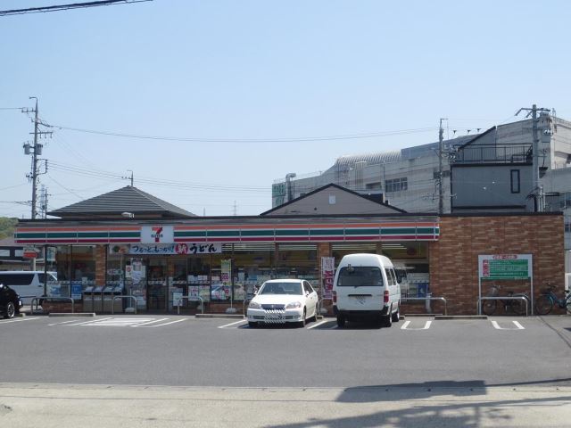 コンビニ　セブンイレブン（コンビニ）まで670m