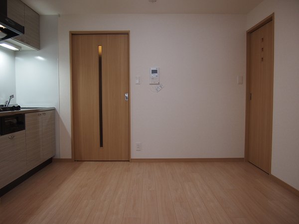 居室・リビング　落ち着いた色合いの床材を使用した居住空間です。