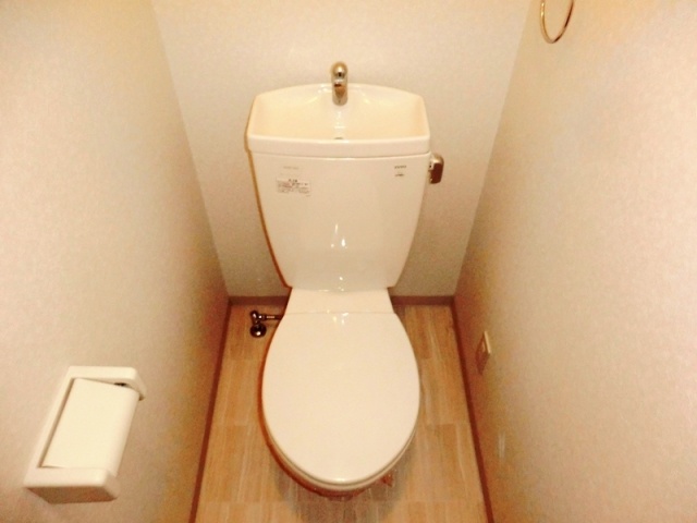 トイレ　温水洗浄便座機能付きのトイレです♪