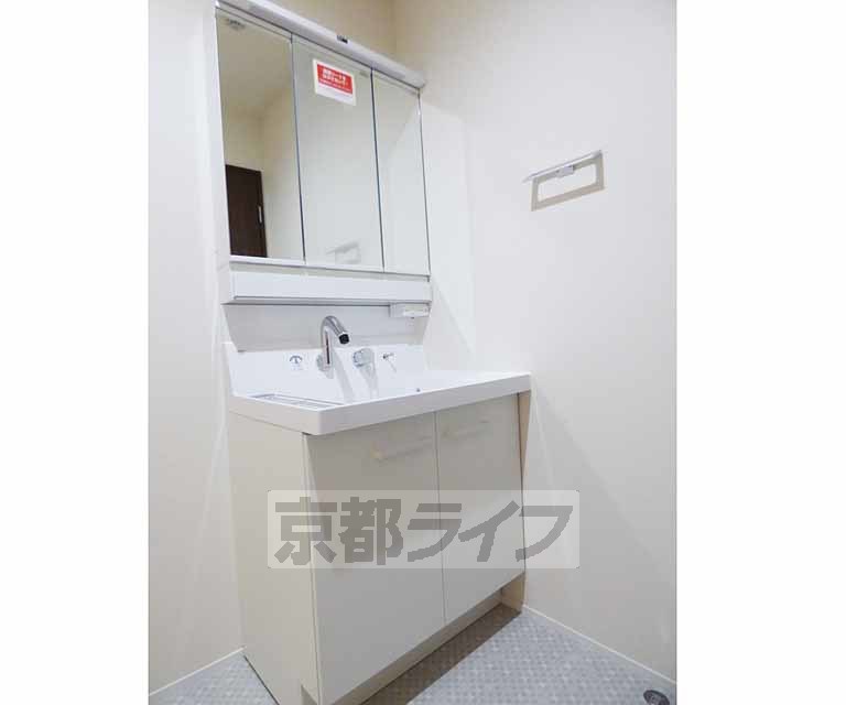 洗面設備　三面鏡も付いていて便利です。