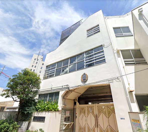 小学校　新宿区立戸塚第三小学校（小学校）まで596m