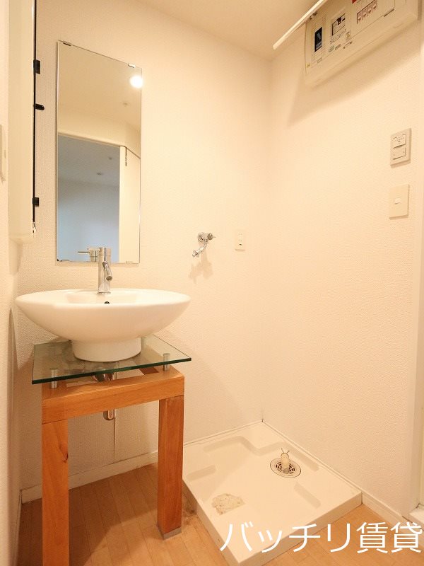 洗面設備　画像は別号室の為、現状優先になります。