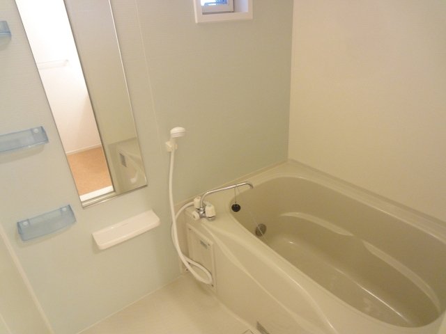 バス・シャワールーム　コンパクトで使いやすいお風呂です