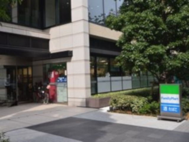 コンビニ　ファミリーマートグローバルフロントタワー店（コンビニ）まで587m