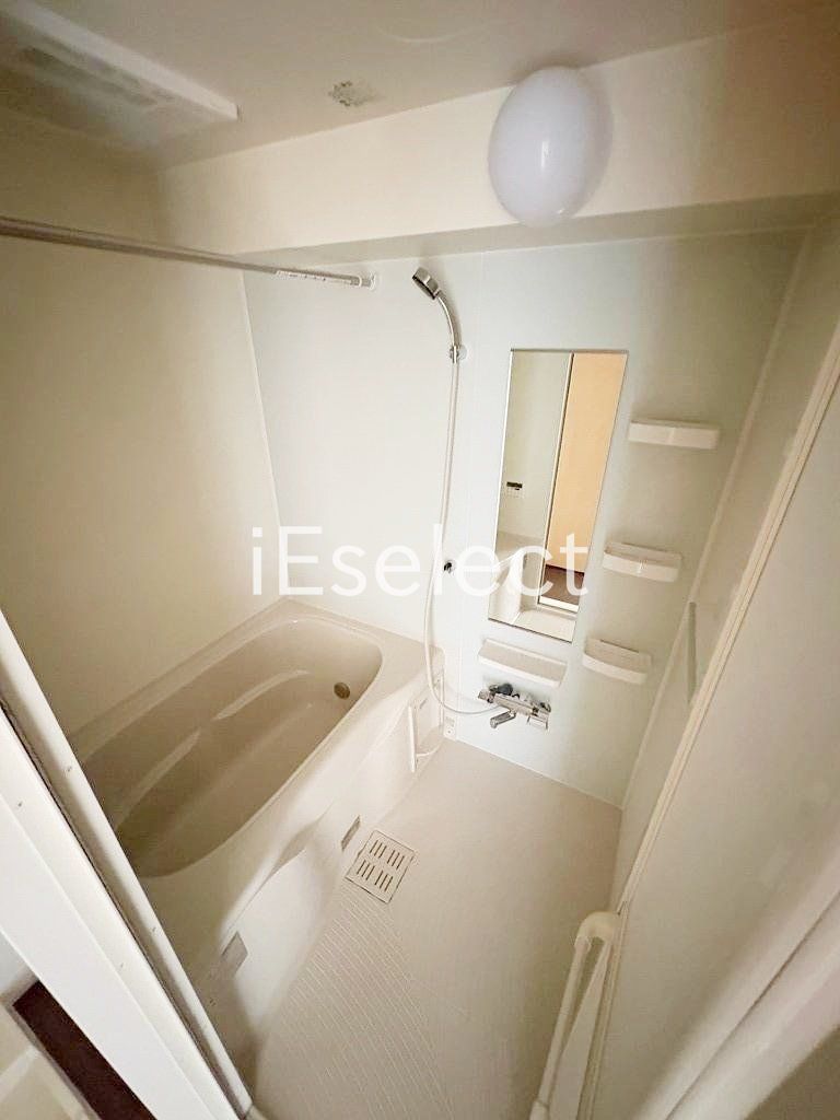 バス・シャワールーム　浴室乾燥機付きバスルームです