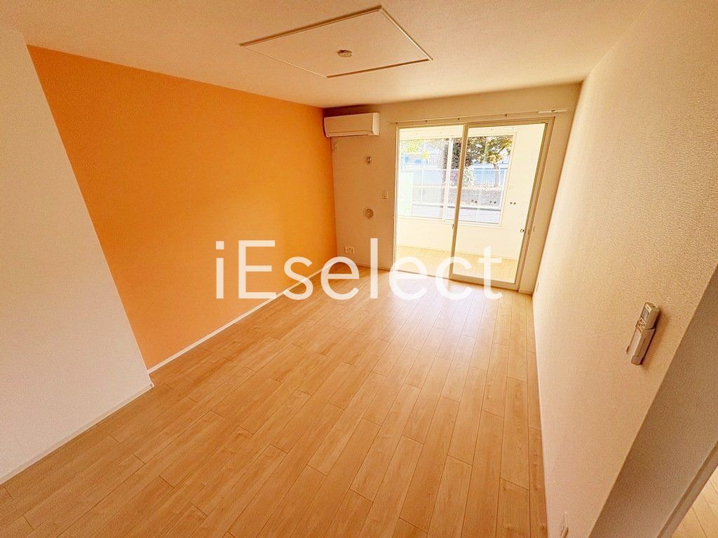 居室・リビング　アクセントクロスがおしゃれなリビングです