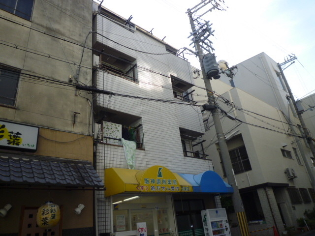 建物外観　白くそびえ建つシャープな外観