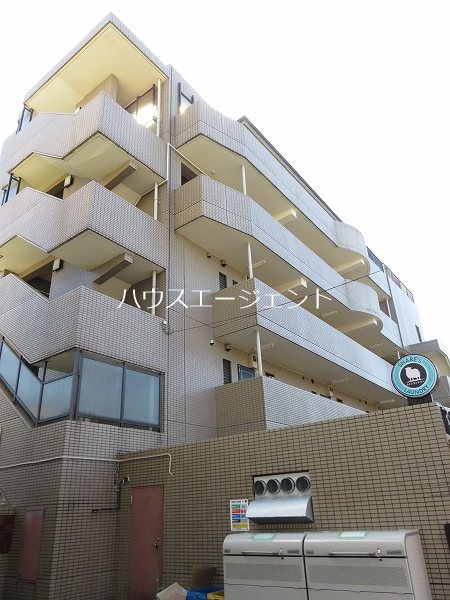 建物外観　鉄筋コンクリート造5階建てのマンションです。