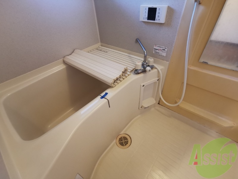 バス・シャワールーム　バスルームです。日々の疲れを癒すのに十分な広さですね。