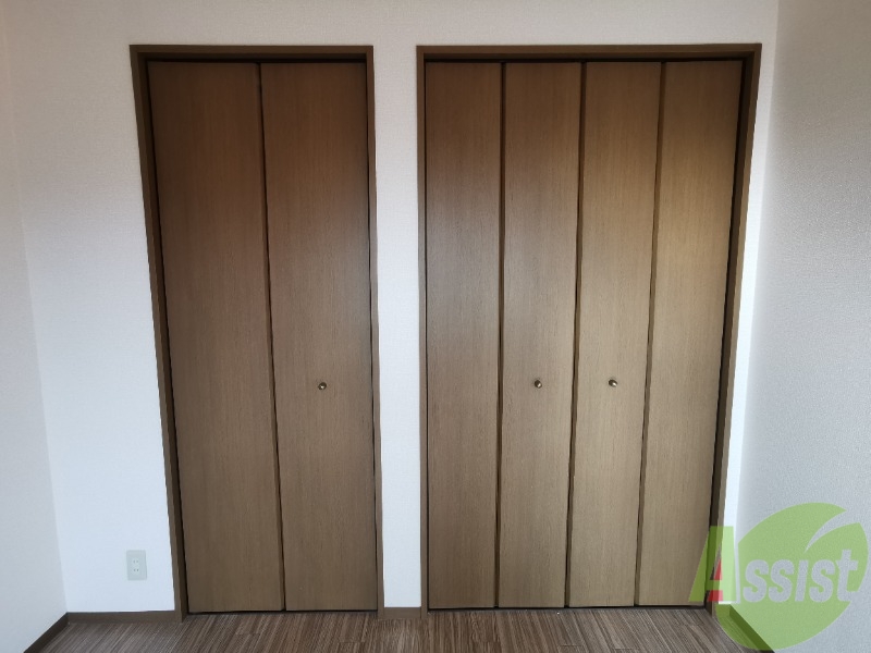 収納　６．８帖の洋室のクローゼットとウォークインクローゼットです。