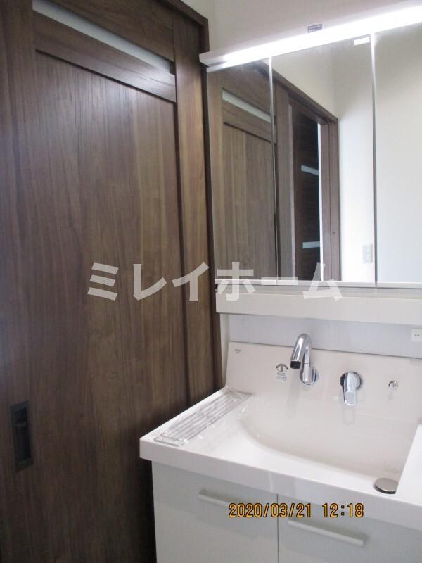洗面設備　同建物内、別のお部屋の参考写真になります。