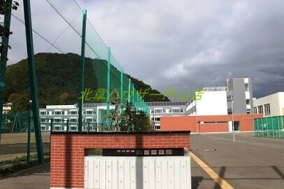 中学校　札幌市立啓明中学校（中学校）まで880m