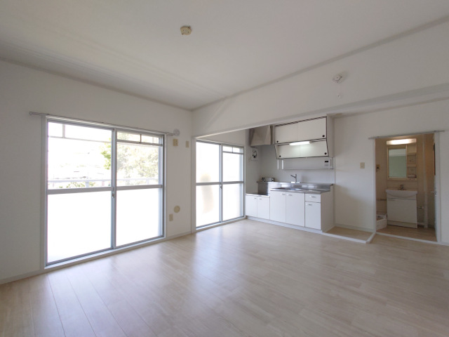 居室・リビング　写真は反転のお部屋のものです