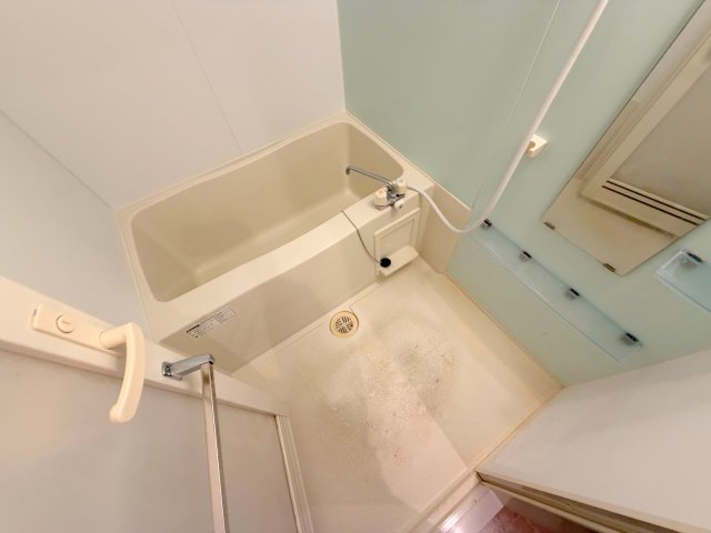 バス・シャワールーム　大きなバスルームは、足を伸ばせしてゆっくりできます。