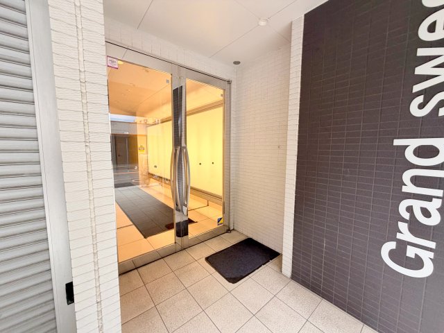 エントランス　落ち着いたエントランスです