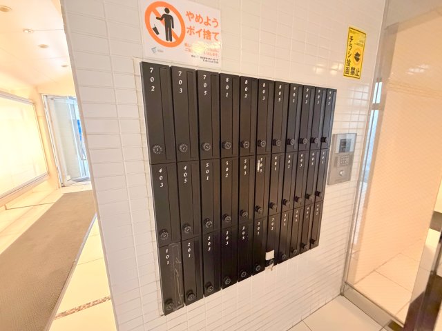 ロビー　ロビーにある各部屋毎のメールボックス。