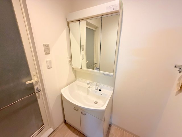 洗面設備　人気の独立洗面所にはうれしいシャンプードレッサーが付いてます