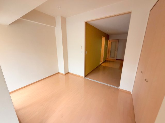 その他部屋・スペース　窓が大きいので圧迫感がありません。日光浴が日課になりそう。