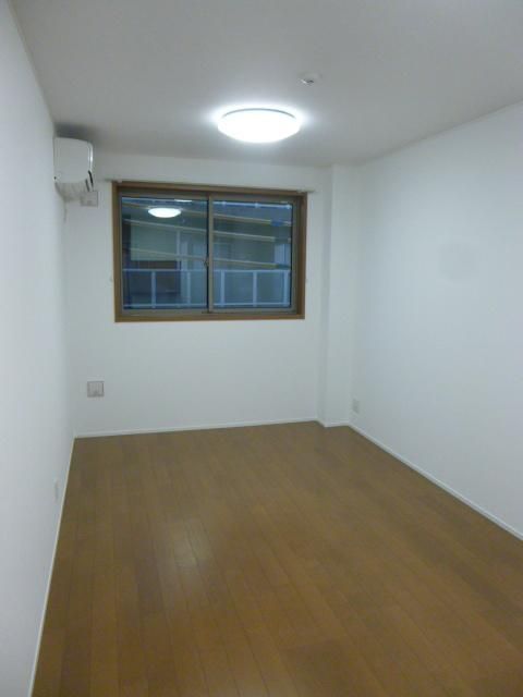 その他部屋・スペース　落ち着いた色調の寝室です