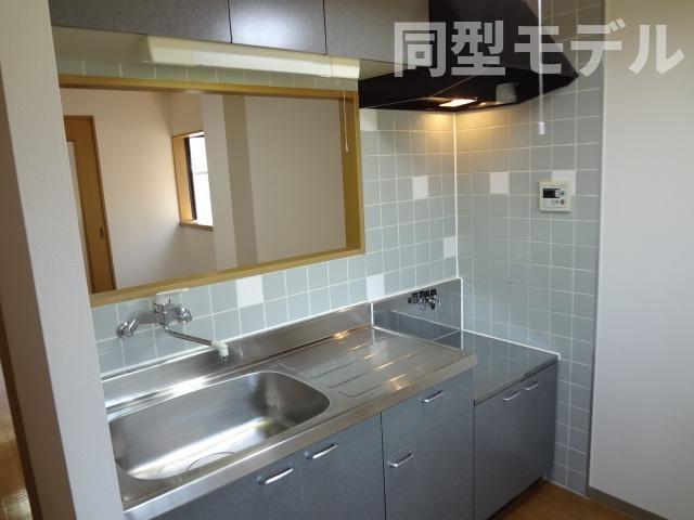 キッチン　※同型モデル（現況優先）