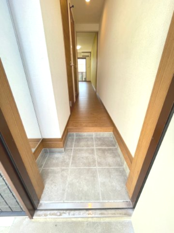 玄関　クリーニング前のお写真となります