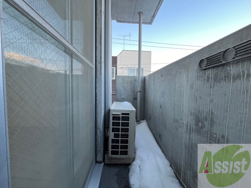 バルコニー　バルコニーです。洗濯物を干すもよし、一息つくもよしですね。