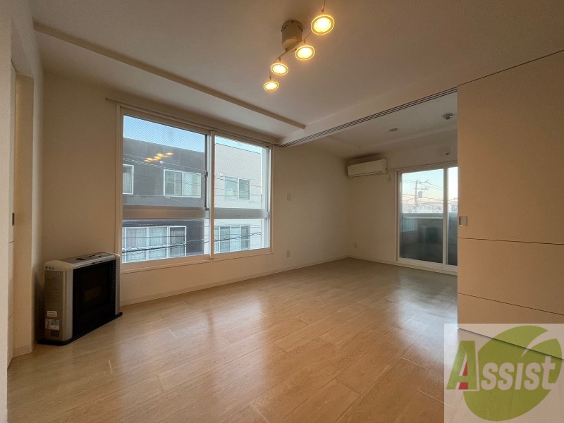 居室・リビング　フローリングと壁のカラーが明るい雰囲気ですね！