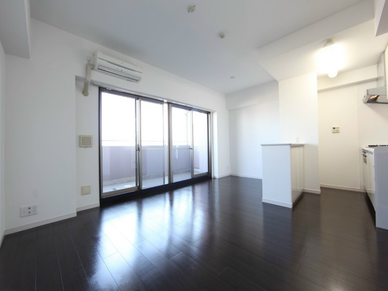 バルコニー　ＬＤＫ11.7帖　一面バルコニーに面して換気良好