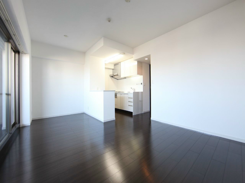 居室・リビング　ＬＤＫ11.7帖　一面バルコニーに面して換気良好