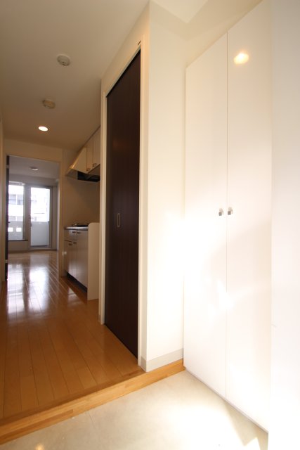 玄関　同物件別号室の写真です。