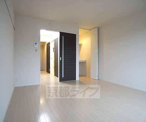 居室・リビング　シックでオシャレな広いお部屋です。