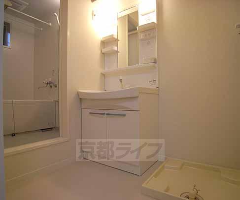 洗面設備　シャンプードレッサー付きの洗面台です。