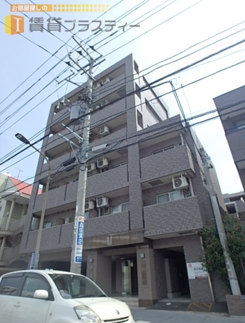 建物外観　重厚感あるレジデンス。大通り沿いで帰り道も安心ですね。